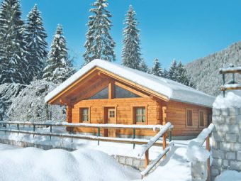 Holzchalet im Schnee, Dolomiten